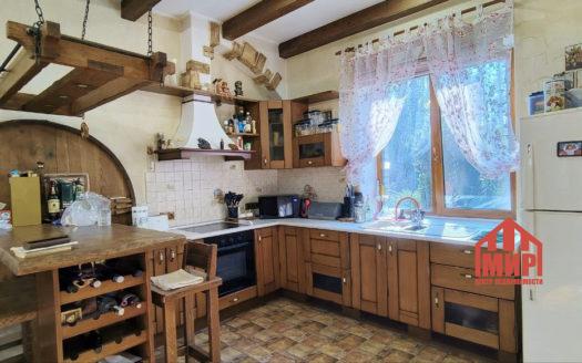Продам загородный дом с большим участком земли.