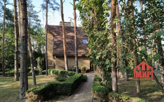 Продам загородный дом с большим участком земли.