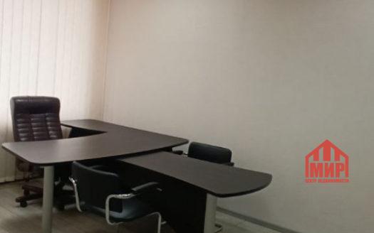 Сдам коммерческое помещение 359.8 м². Большая парковка на 20 машин! Первая линия. Центральная улица! ориентир (СиТи). Новый ремонт. Панорамное остекление. Большой торговый зал — 284 м2.