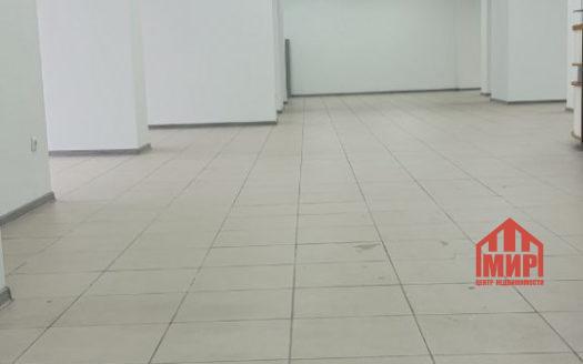 Сдам коммерческое помещение 359.8 м². Большая парковка на 20 машин! Первая линия. Центральная улица! ориентир (СиТи). Новый ремонт. Панорамное остекление. Большой торговый зал — 284 м2.